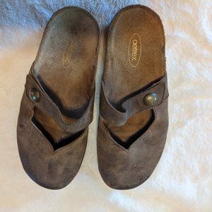 Aetrex slip on flat clogs size 39; womens 8.5